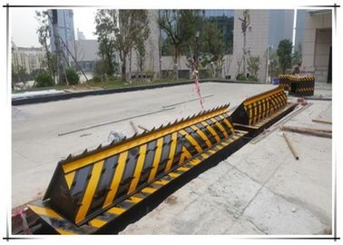 Electric Automatic Hydraulic Road Blocker Adjustable Fall / Rise Time With Lights